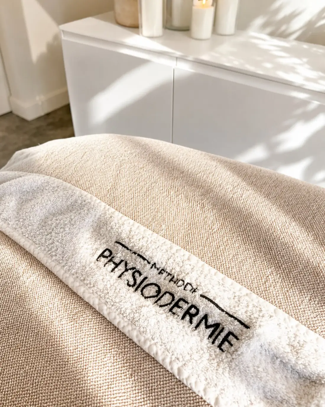 Table de soin de l'institut, avec le linge Physiodermie