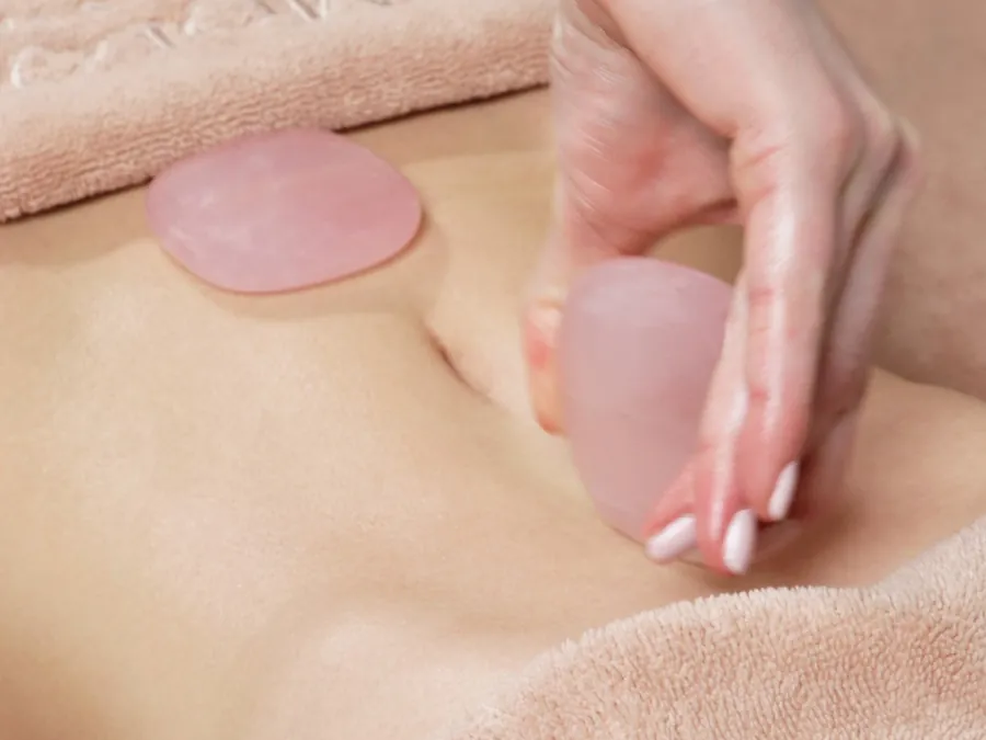 Rituel corps Gemology aux pierres de quartz rose